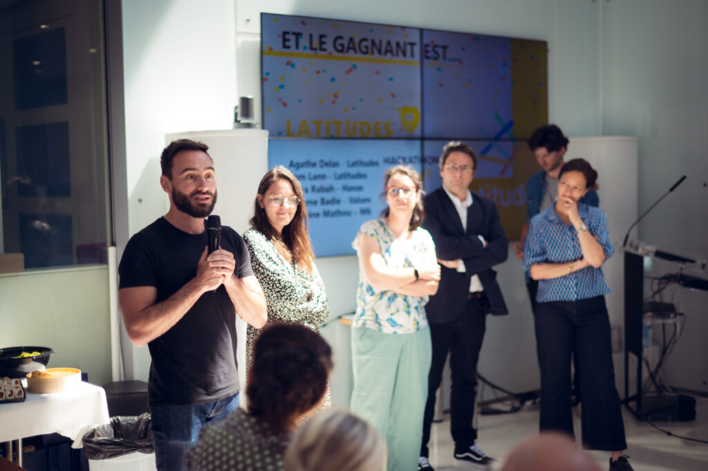 Les participants à la dernière édition du Hackathon, discours devant un public
