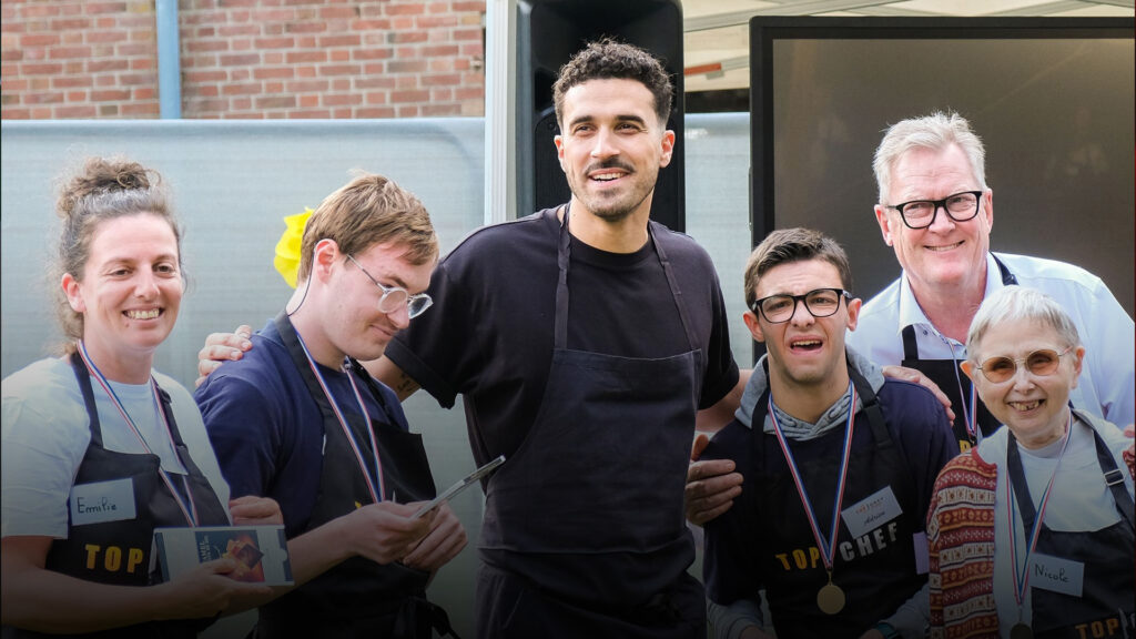 Candidat de Top Chef avec une bande de jeunes en situation de handicap, résidents d'EHPAD et grands patrons d'entreprises.